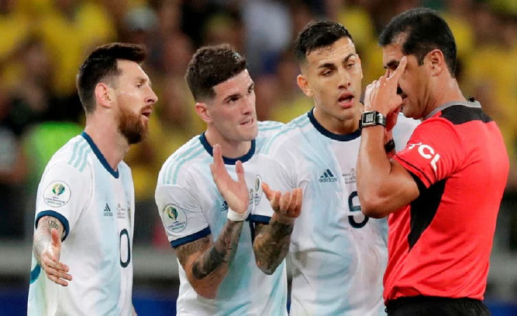 Un diario brasileño denuncia que la comunicación del VAR sufrió interferencias antes del partido entre Argentina y Brasil