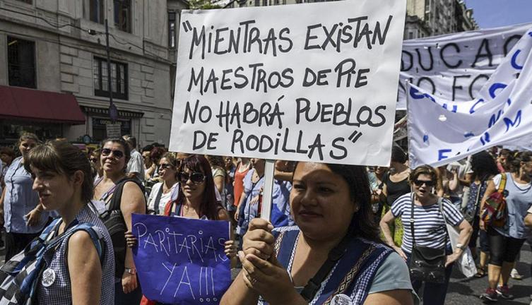 Miles de docentes marcharon por Santiago en su quinta semana de protesta