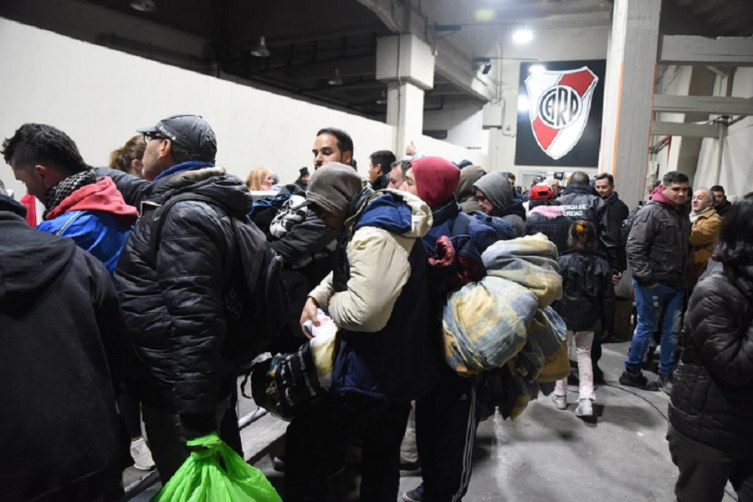 Más de 100 personas durmieron bajo las tribunas del estadio de River