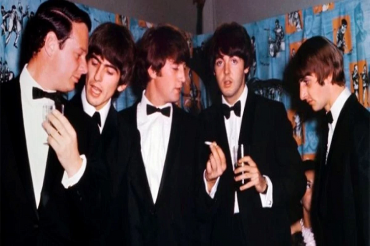 Subastan el primer contrato entre los Beatles y su agente Brian Epstein