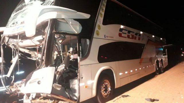 Un muerto en un choque entre un micro y un camión en la autopista a Córdoba