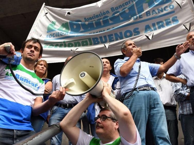 Los bancarios cerraron aumento del 30%