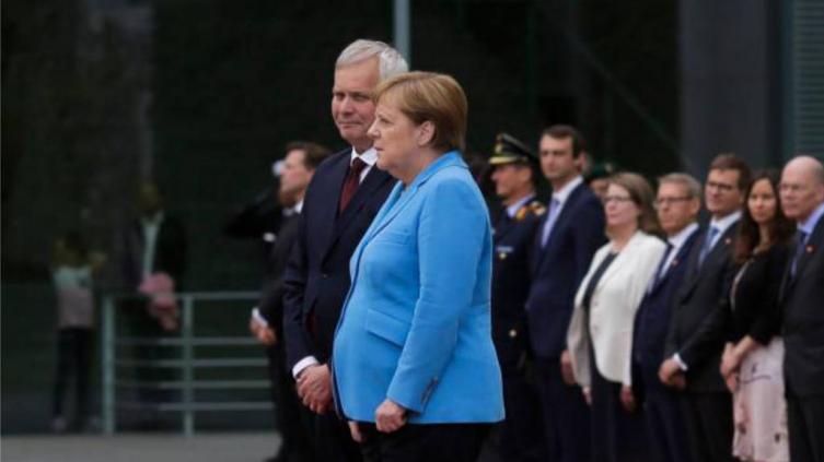 Merkel sufrió otro episodio de temblores en un acto oficial