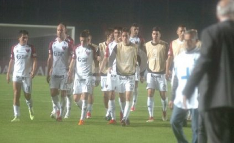 Con muy poco fútbol Colón fue derrotado por Argentino Jrs. en Octavos de la Sudamericana