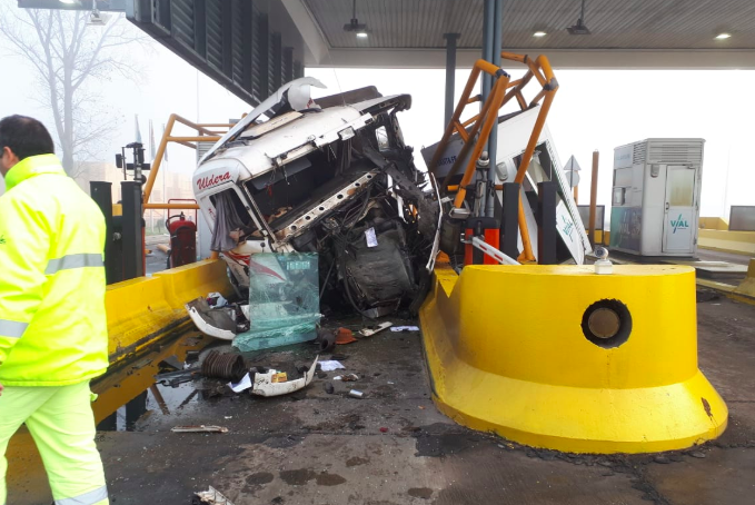 Un camión arrasó con un peaje y hay menores heridos