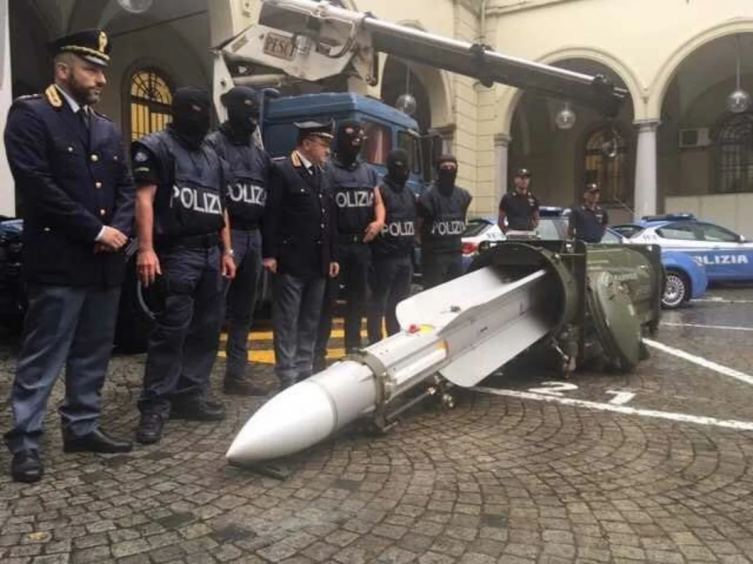 A los barras de Juventus les incautaron hasta un misil