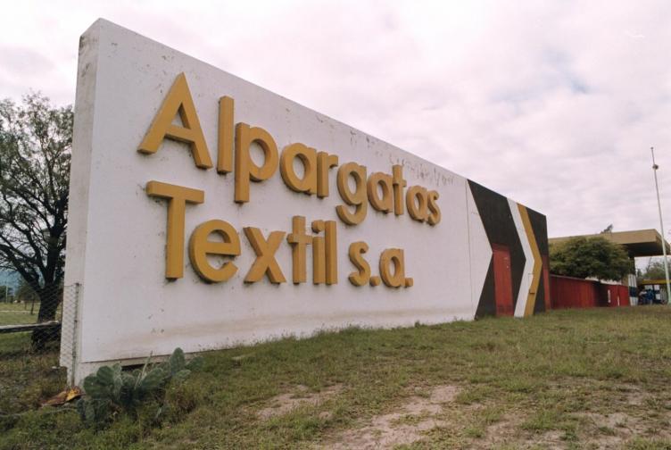 La tradicional empresa textil Alpargatas se va de la Argentina