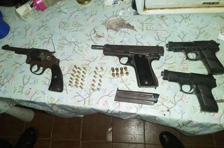 Seis detenidos y secuestro de armas 