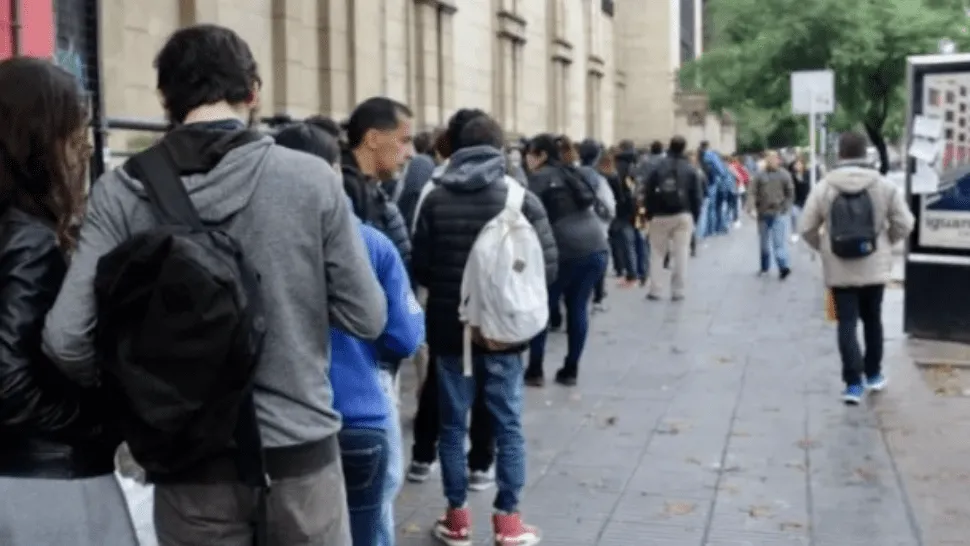Casi el 60% de la gente con trabajo cedería salario para no ser despedida