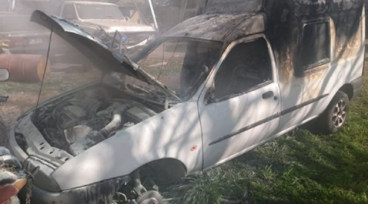 Prendió fuego su vehículo porque le hicieron una multa y lo llevaron al corralón 