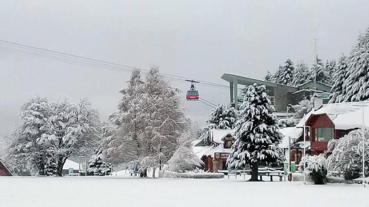 Las intensas nevadas dejaron más de 21.000 usuarios sin luz en Bariloche y El Bolsón