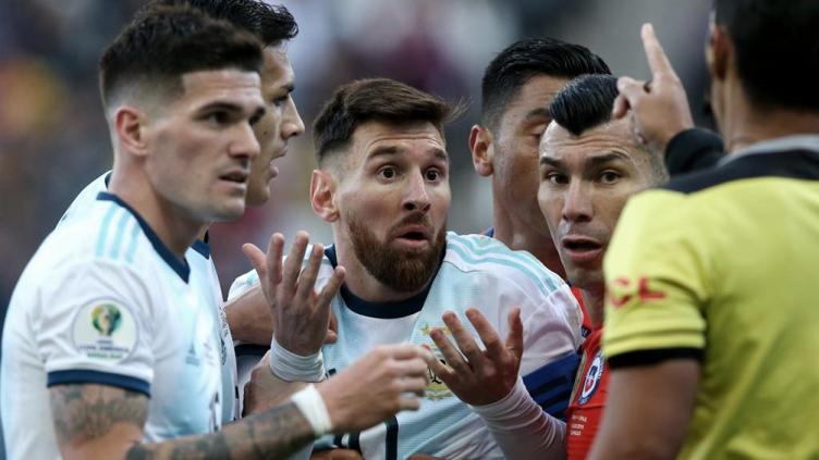 Messi fue suspendido por una fecha y deberá pagar una multa