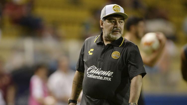 Operaron con éxito a Diego Maradona en la rodilla derecha 