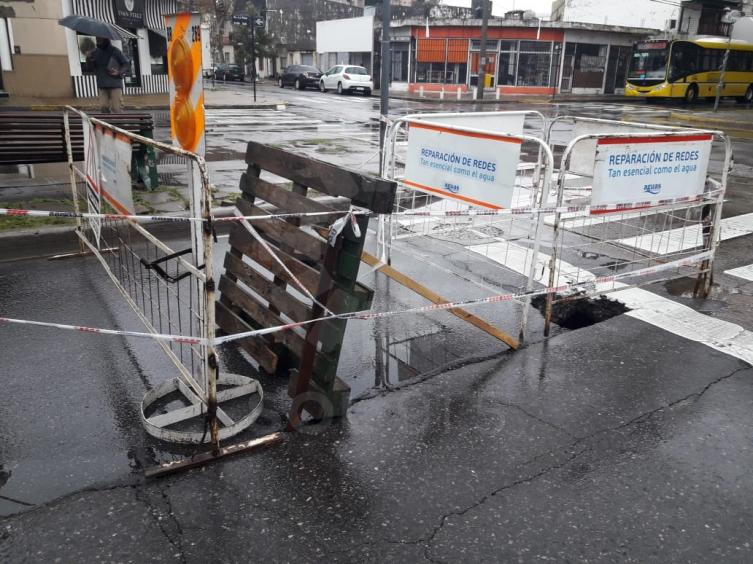Socavón en la avenida J.J. Paso