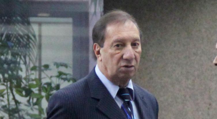 Carlos Bilardo mejora y fue pasado a terapia intermedia 