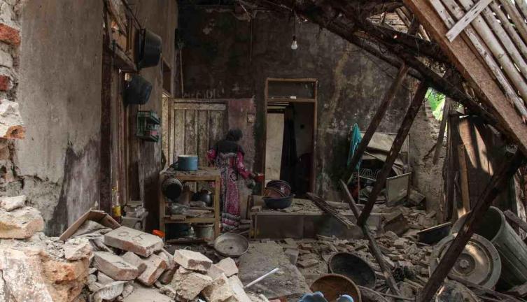 Un muerto, 4 heridos y más de 1.000 desplazados por un terremoto en Indonesia