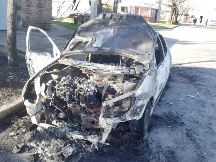 Un nuevo auto fue incendiado y ya son 42 en lo que va de 2019