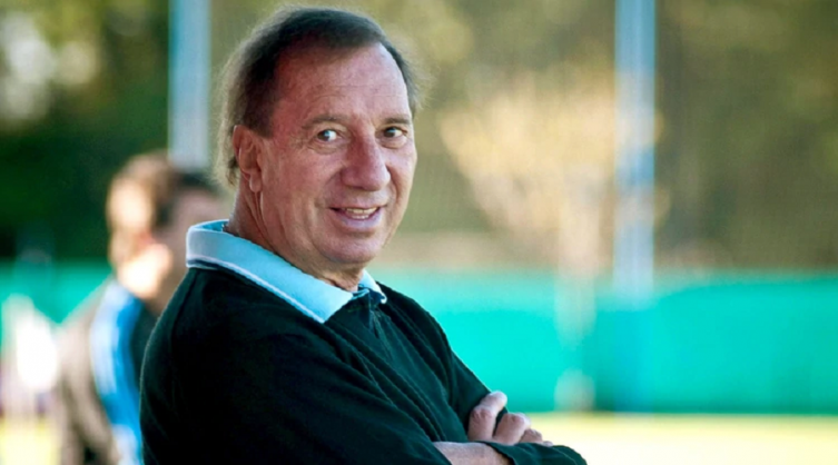 Carlos Bilardo fue dado de alta y continuará bajo cuidados médicos