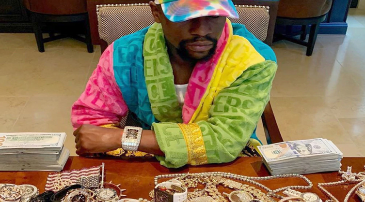 Mayweather sorteó 10 mil dólares entre sus fanáticos en redes