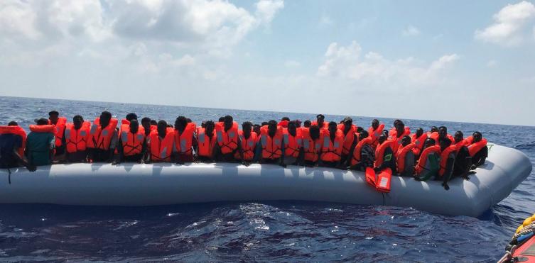 Rescatan a otros 80 migrantes en el Mediterráneo y buscan un puerto para llevarlos