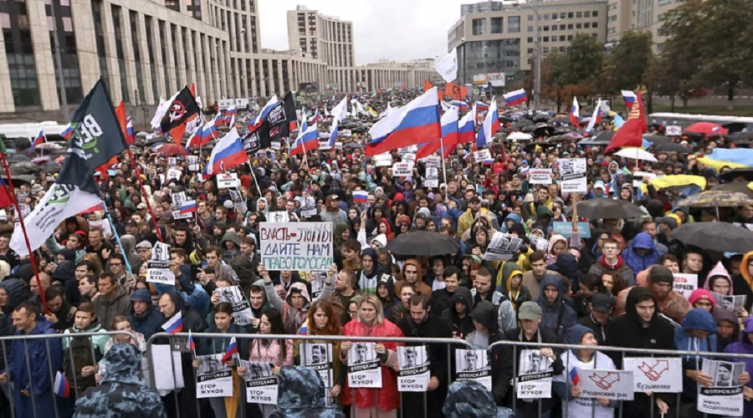 Rusia: casi 50.000 personas salieron a las calles de Moscú para exigir 
