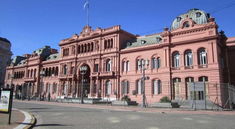 Gobierno lanza un paquete de medidas: Ganancias, créditos para pymes y ayuda social