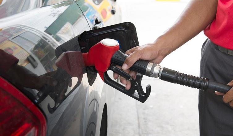 El Gobierno apela a la Ley de Abastecimiento para congelar el precio de los combustibles