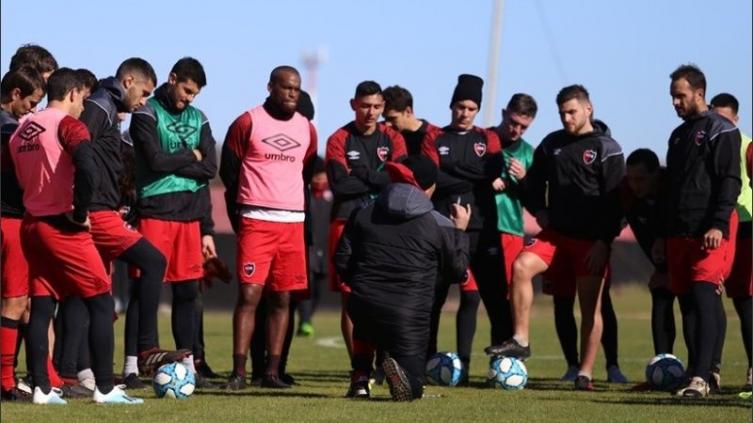Newell ´s entrena y viaja a Buenos Aires para el cruce ante Vélez
