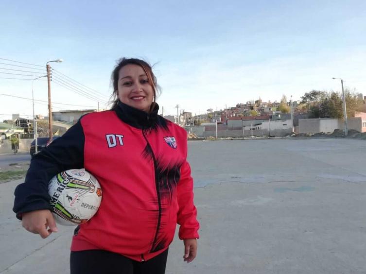 Una entrenadora atrasó su fecha de parto para estar en el banco de su equipo el día del debut