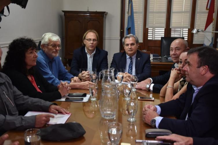 El Gobierno se reunió con los gremios estatales