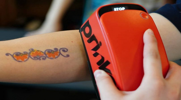 Así es Prinker, la impresora de tatuajes temporales que ya puedes comprar