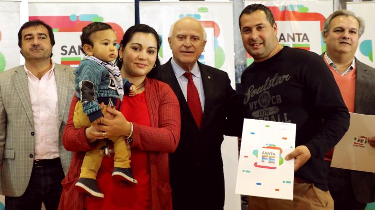 Lifschitz entregó 331 escrituras a familias 