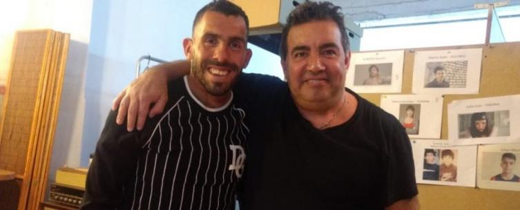 Diego Pérez y su personaje de descubridor de Carlos Tevez en la serie Apache