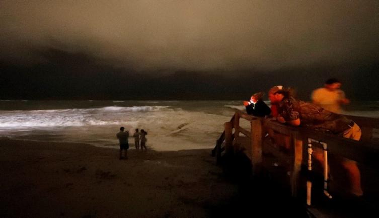 El huracán Dorian descarga vientos y lluvia sobre el litoral de Florida