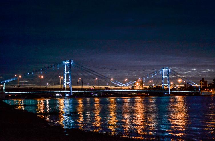 Una periodista rosarina asegura que vio un OVNI sobre el Puente Colgante