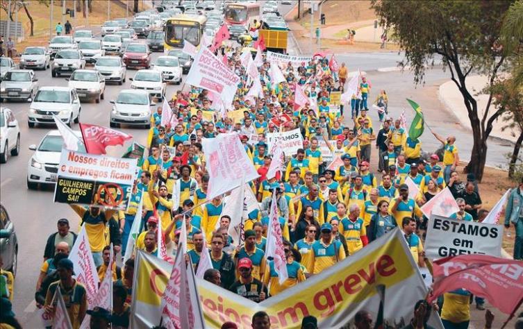 Correos de Brasil inicia huelga indefinida contra privatización