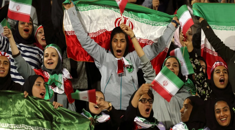  Irán mantiene el veto a las mujeres en los estadios de fútbol pese a la conmoción por la joven que se inmoló