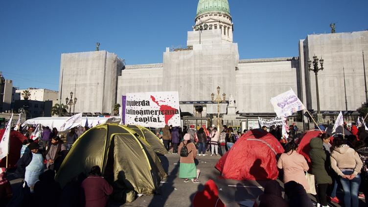 Organizaciones acampan en la 9 de Julio, donde hubo incidentes entre manifestantes y policías