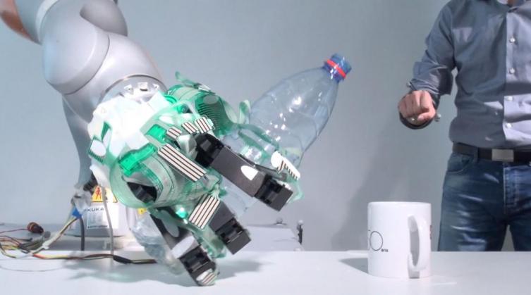 Crean una mano artificial inteligente para personas amputadas