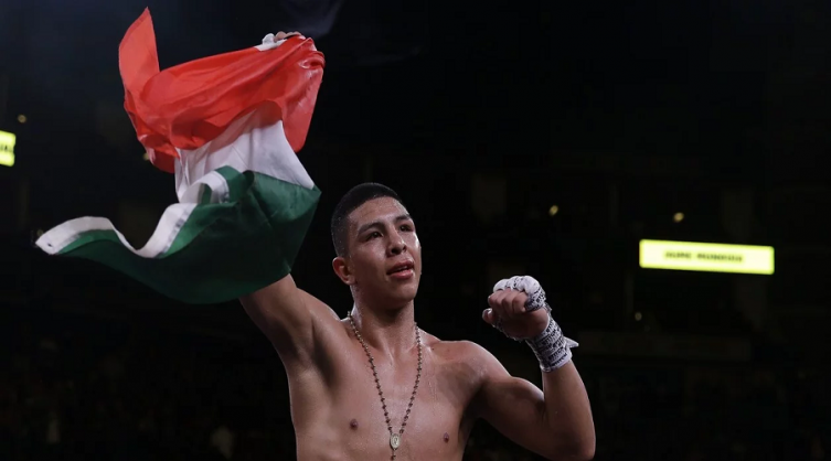 Mientras Canelo Álvarez espera, Jaime Munguía anima en el ring el Día de la Independencia de México