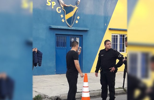 Un partido de fútbol infantil terminó a los tiros