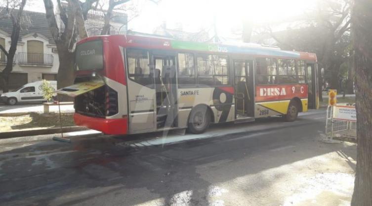 Se incendió un colectivo cuando transitaba por Bº Candioti