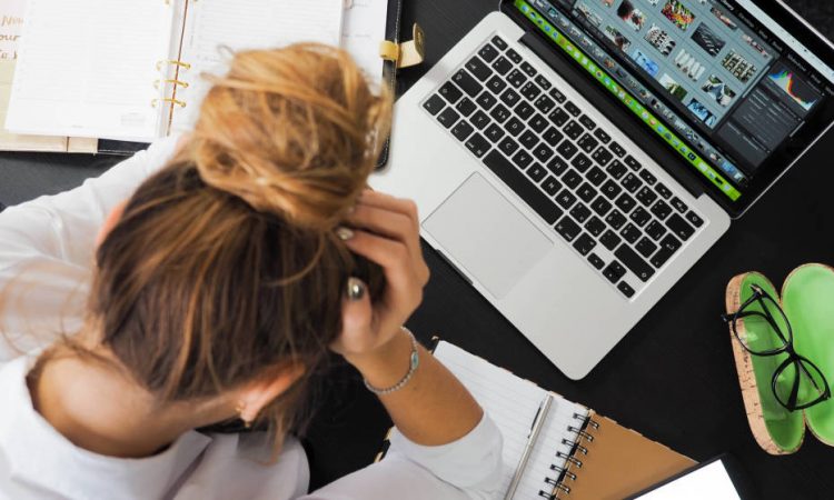 Redes sociales y competencia laboral, las causas del estrés en los Millennials