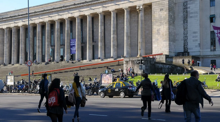 La mayoría de los jóvenes universitarios argentinos no trabaja de lo que estudia