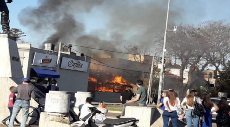 Incendio en un tradicional comedor de la costanera 