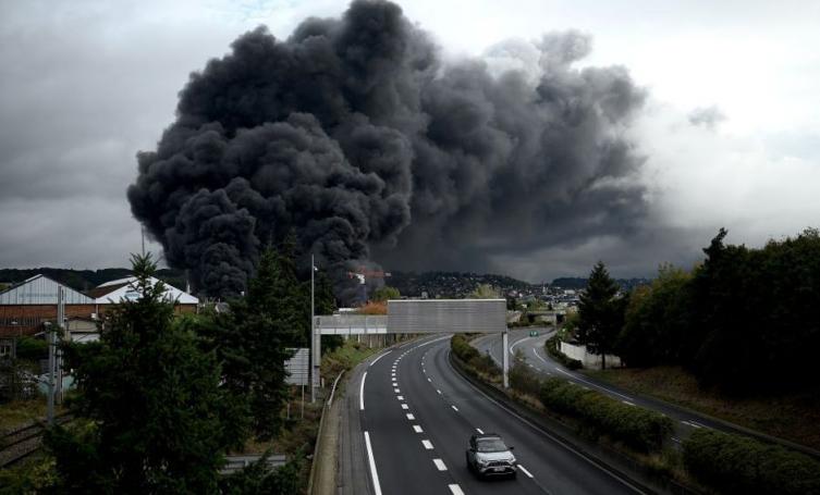 Incendio en una planta química de Francia: hay “riesgo de contaminación” del río Sena
