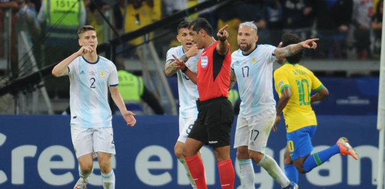 Degradaron al árbitro que dirigió la polémica semi de Argentina en la Copa América
