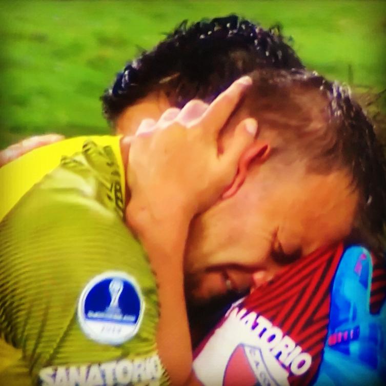 El abrazo de los héroes de Colón que conmovió a todos
