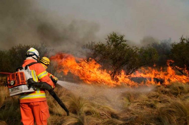Se mantienen dos focos de incendios en las forestaciones serranas de Córdoba