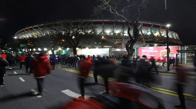 Murió un hincha de River en la previa de la semifinal ante Boca en el Monumental
